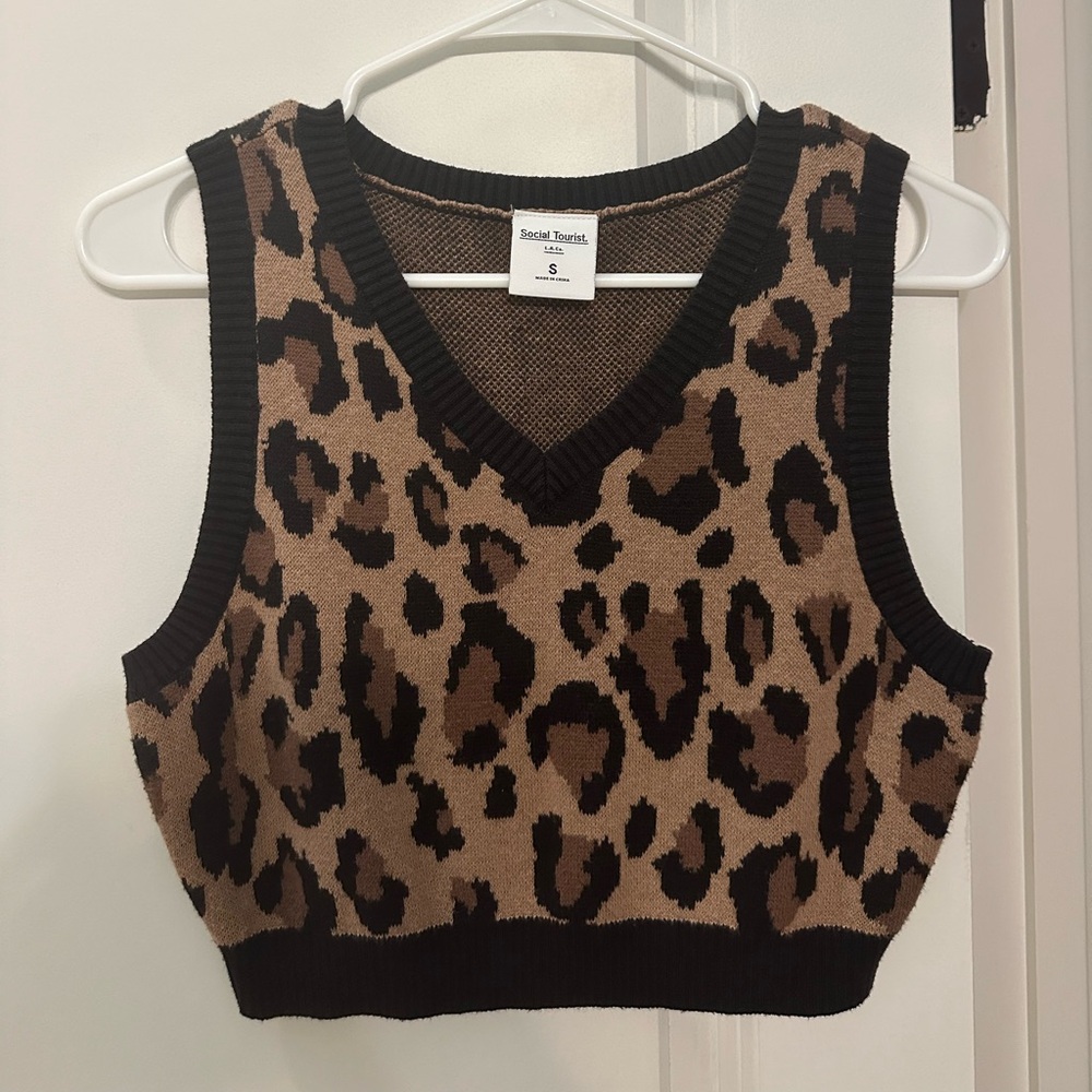 Social Tourist leopard cropped sweater vest size: Small